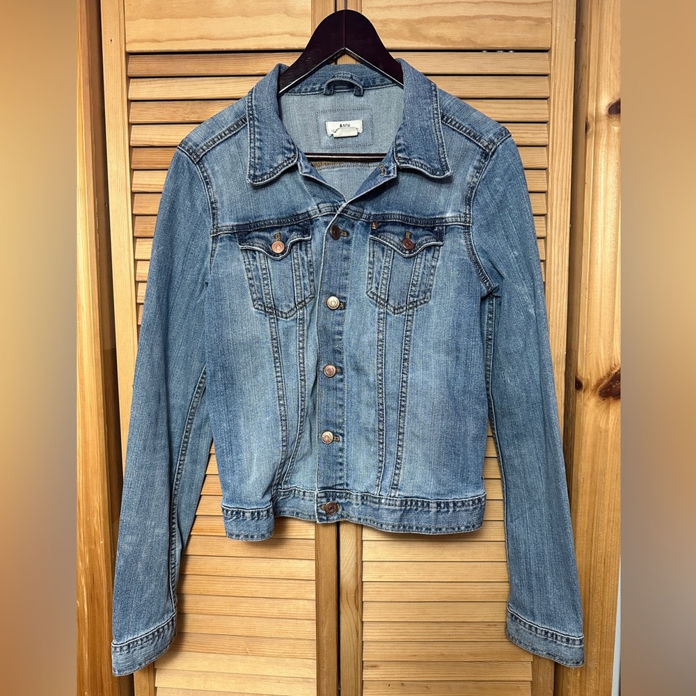 Classic Blue Denim Jean Jacket (Runs Small – Fits Like a Medium)
